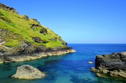 Tintagel bay e il mare limpido della Cornovaglia in inghilterra.