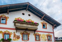 Una tipica abitazione di Zell-am-See, Austria: balcone fiorito e decorazioni sulla facciata.

