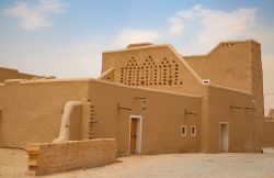 Tipica architettura araba in una strada dell'antica Diriyah, vecchia città vicino a Riyadh (Arabia Saudita).

