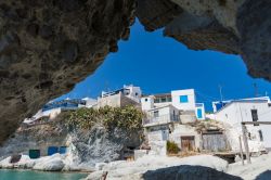 Tipica architettura cicladica nei pressi del porto dell'isola di Kimolos, Grecia.



