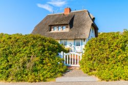 Una tipica casa della Frisia nel villaggio di Hornum, costa sud dell'isola di Sylt, Germania.



