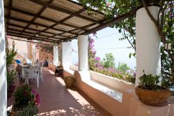 Tipica casa di Alicudi, Sicilia - Colori pastello e fiori profumati per le tradizionali abitazioni di quest'isola siciliana che sorge 34 miglia marine a ovest di Lipari. Passeggiando fra ...