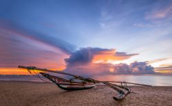 Una tipica imbarcazione a bilancere sulla spiaggia di Negombo (Sri Lanka).
