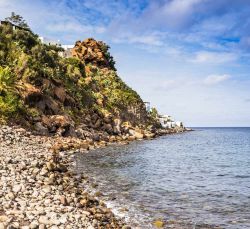 Tipica spiaggia di Panarea, Sicilia - Sono quasi tutte facilmente accessibili anche a piedi le spiagge di Panarea, piuttosto piccole ma con qualcosa di spettacolare e ideali per chi ama divertirsi, ...