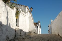 Tipica strada a Cacela Velha, Portogallo - Una delle tradizionali viuzze acciottolate in salita fra le bianche case di Cacela Velha © Agostinho Goncalves / Shutterstock.com