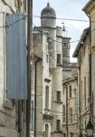Tipica stradina nel centro di Uzes, Francia. Fra gli stretti e curatissimi vicoli della città si celano suggestivi scorci panoramici.
