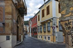 Una tipica stradina nella città vecchia di Xanthi, Tracia, Grecia. Con l'antico nome di Abdera questa località ha dato i natali a personaggi illustri come Democrito, Protagora ...