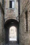 Tipica vecchia strada di Città di Castello, Umbria, Italia. Passeggiando per l'antico centro cittadino, ancora circondato da lunghi tratti di mura medievali, si possono ammirare suggestivi ...