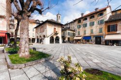 Una tipica veduta di Orta San Giulio, Piemonte, Italia. Viuzze strette e tortuose rendono caratteristico questo antico borgo in provincia di Novara.



