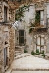 Tipica viuzza nella città bassa di Ragusa, Sicilia. Un caratteristico scorcio panoramico della città siciliana che dal 2002 è stata dichiarata patrimonio Unesco.

