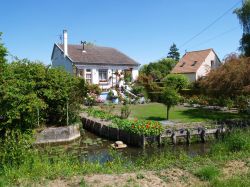 Tipiche abitazioni lungo i canali di Amiens, Francia. Per scoprire questi suggestivi giardini segreti si può partecipare a una gita sulle tradizionali barche a fondo piatto che solcano ...