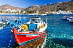 Tipiche barche da pesca nel porto di Katapola, Amorgos, Grecia.



