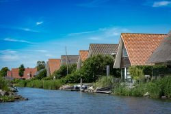 Tipiche case affacciate sull'acqua a Terherne nei pressi di Sneek, Olanda. 
