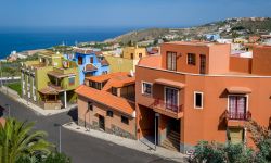 Tipiche case colorate nella città di Icod de los Vinos, Tenerife. Questa località unisce l'architettura tradizionale con influenze coloniali a una vegetazione rigogliosa.

 ...