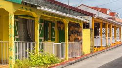 Tipiche case colorate sulle isole di Les Saintes a Guadalupa: siamo a Terre-de-Bas in un piccolo villaggio