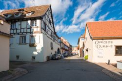 Tipiche case con architettura a graticcio nel centro medievale di Eguisheim, Francia - © Alla Khananashvili / Shutterstock.com