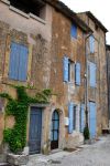 Tipiche case provenzali a Gordes, Francia - Alcune delle abitazioni tradizionali che si affacciano sulle vie del borgo fortificato di Gordes © Crisferra / Shutterstock.com