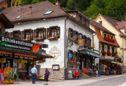 Tipiche case della regione di Schwarzwald a Triberg, Germania. Questa cittadina si trova nella Foresta Nera - © Drozdowski / Shutterstock.com