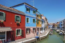 Tipiche case di Burano: un festival di colori - L'isola di Burano è famosa in tutto il mondo per le sue case colorate, splendide da ammirare in una giornata di sole passeggiando ...