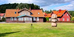 Tipiche case di campagna nel villaggio di Juodkranté, Lituania.



