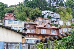 Le tipiche case di legno del villaggio cileno di Puerto Montt fotografate in una giornata nuvolosa.



