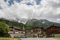 Tipiche case di montagna e campanile nel villaggio alpino di Les Contamines-Montjoie (Alta Savoia), vicino a Chamonix.

