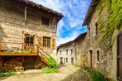 Tipiche case in pietra e legno nel centro medievale di Perouges, Francia. La cittadina venne fondata da una colonia di galli di ritorno dall'Italia: deve il suo nome ala città umbra ...