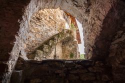 Un pittoresco scorcio fotografico sulle tipiche case in sasso del borgo di Apricale, Imperia, Liguria.


