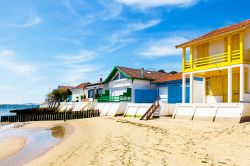 Tipiche case nel bacino di Arcachon, Francia. Affacciate sulla spiaggia, queste costruzioni si caratterizzano per i vivaci colori con cui sono dipinte.



