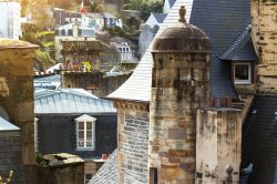 Tipiche case nel centro storico di Morlaix, Bretagna, Francia: questa cittadina conserva spettacolari case a lanterna e a graticcio.
