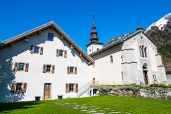 Tipiche case nel villaggio di Argentiere, valle di Chamonix, Francia. Dietro, il campanile della chiesa.
