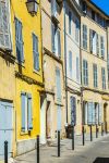 Tipiche case provenzali ad Aix-en-Provence, Francia - Le tonalità del giallo colorano le facciate delle case del centro storico di questa graziosa cittadina provenzale © Jorg Hackemann ...