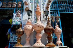 Le tipiche ceramiche artigianali di Nabeul, Tunisia. Fra le principali attività produttive di questa cittadina vi è la lavorazione della ceramica che produce in particolare piatti ...