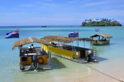 Tipiche imbarcazioni polinesiane ormeggiate nella laguna Muri a Rarotonga, Cook Islands.