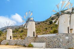 Tipici mulini a vento sulle colline dell'isola di Creta, Grecia, nella prefettura di Lassithi.
