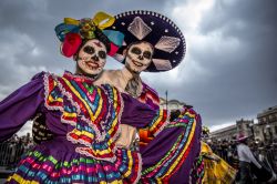 Una coppia con i vestiti tipici del Día de Muertos a Città del Messico, per la sfilata a tema.

