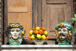 Tipici vasi di ceramica fatti e dipinti a mano per decorare l'esterno delle abitazioni nel centro di Castelmola, Sicilia