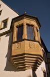 Tipico balcone finestrato e ad angolo in una casa di Heilbronn, Germania.
