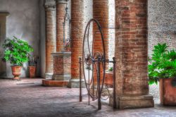 Un tipico cortile interno di epoca medievale nell'abitato di Certaldo Alto, Toscana, Italia.
