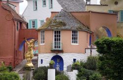 Un tipico cottage di Portmeirion, Galles, UK. Sito protetto dal governo britannico, Portmeirion è di proprietà di un'ente di beneficenza ed è gestito come se fosse un ...