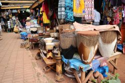 Tipico mercato africano con oggetti artigianali a Kampala, Uganda - © Nurlan Mammadzada / Shutterstock.com