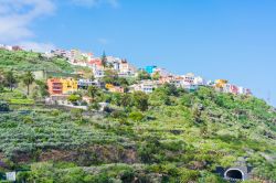 Tipico paesaggio delle Canarie con le case colorate visto da Icod de los Vinos (Spagna).

