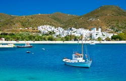 Tipico paesaggio greco dell'arcipelago delle Cicladi: siamo sull'isola di Schinoussa abitata solo dal 1840 quando arrivarono i primi abitanti da Amorgos per cercare terra da coltivare.



 ...