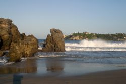 Un tipico panorama messicano con rocce, mare e vegetazione: siamo a Puerto Escondido, località fondata nel 1928 come centro per il commercio del caffé divenuta poi celebre per ...