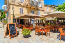 Tipico ristorante nella città vecchia di Erbalunga, Corsica, Francia - © Pawel Kazmierczak / Shutterstock.com