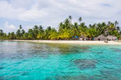 Un tipico villaggio caraibico immerso nelle acque cristalline di San Blas, Panama. Uno scorcio fotografico di questo paradiso dell'America Centrale.



