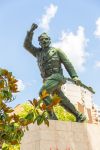 Tirana, Albania: la statua di un soldato sconosciuto. Questo monumento è stato dedicato alla memoria dei soldati uccisi nelle guerre  - © Tomasz Wozniak / Shutterstock.com