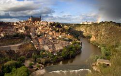 Una bella veduta di Toledo dall'alto dopo la tempesta (si scorge un arcobaleno sulla destra). La città della Castiglia è ancora più pittoresca grazie al fiume Tago e ...