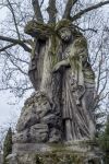 Tomba con scultura di un angelo e una croce, cimitero di Tarnow (Polonia)  - © Maria_Janus / Shutterstock.com