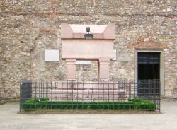 La Tomba di Francesco Petrarca si trova ad Arquà, borgo del Veneto a ridosso dei Colli Euganei - © RanZag - CC BY-SA 3.0 - Wikimedia Commons.